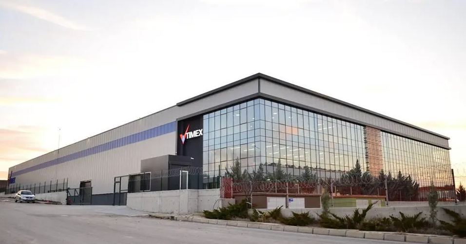 Steel-look window wall on extension