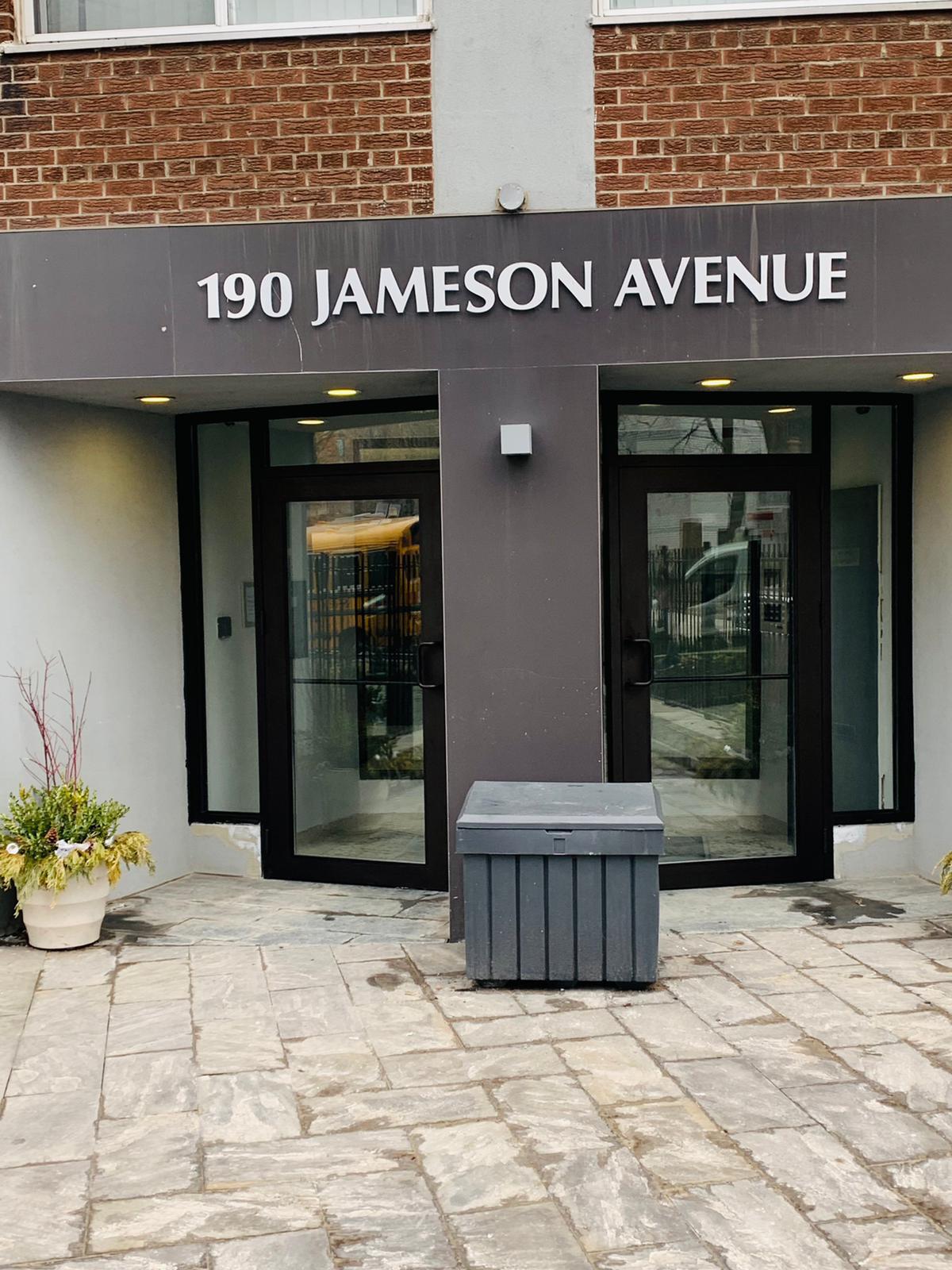 Commercial facade with glass and aluminum
