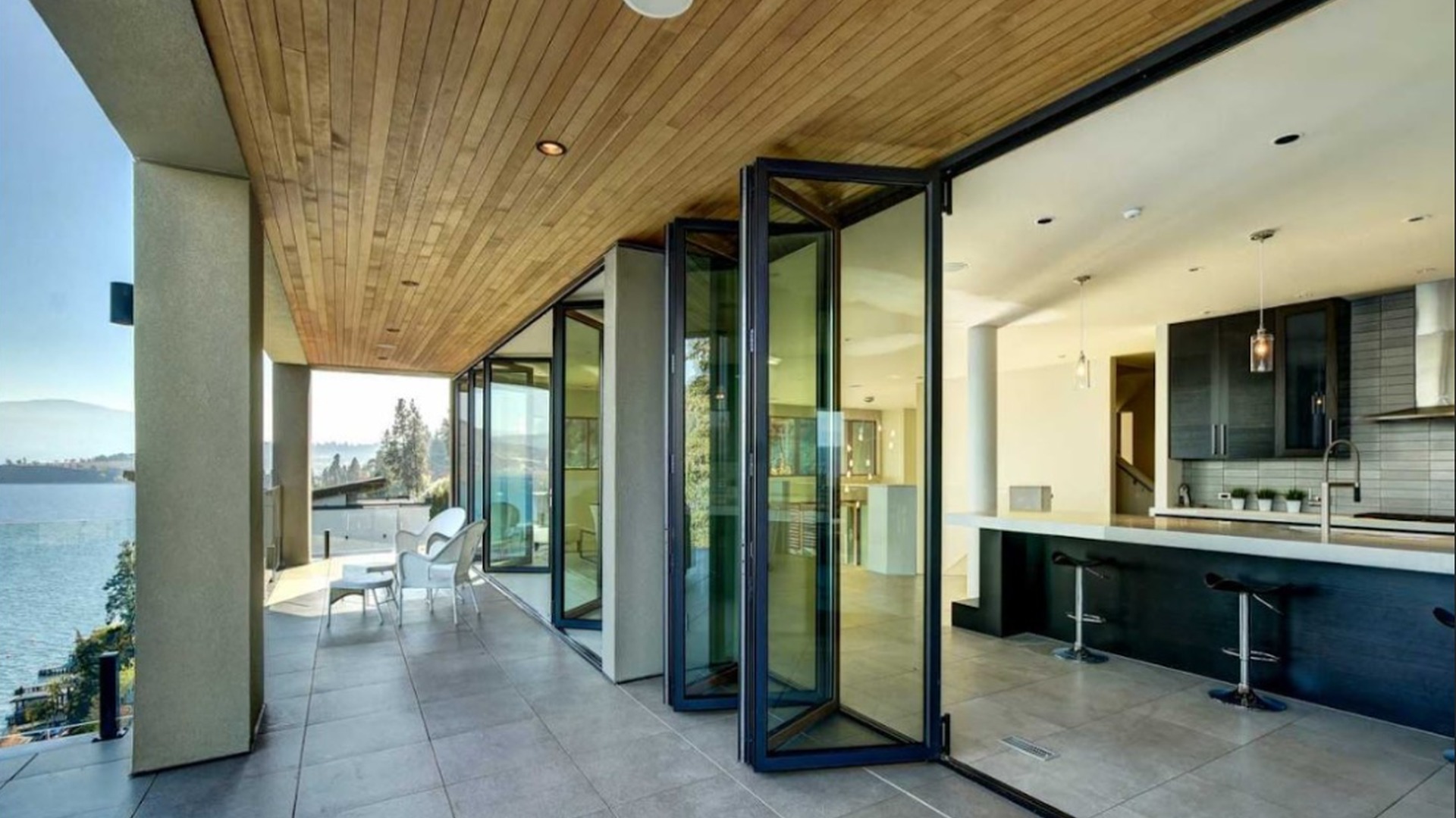 Commercial building with curtain wall façade